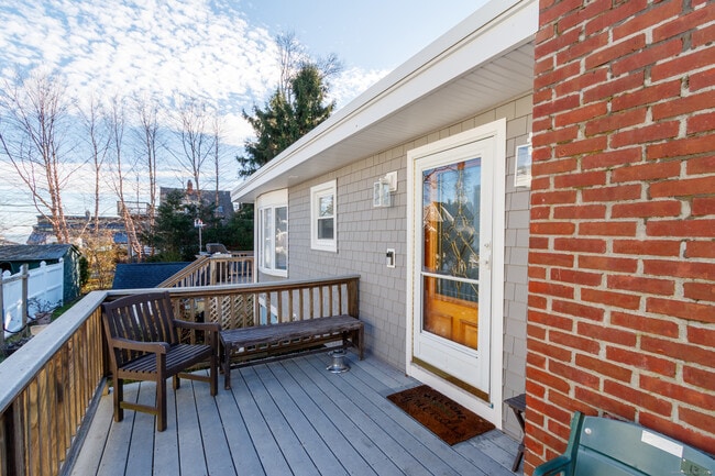 Building Photo - 18 Bay St