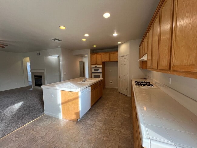 Building Photo - Large Two Story Crossroads Home!