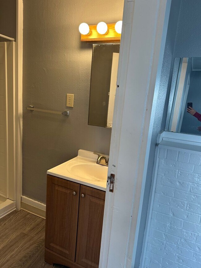 Building Photo - 4+ bedrooms, 1.75 bathrooms in South Tacoma