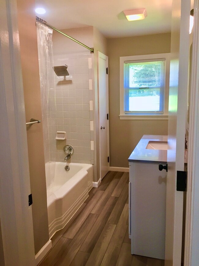 Building Photo - 802 Hillmoor Dr