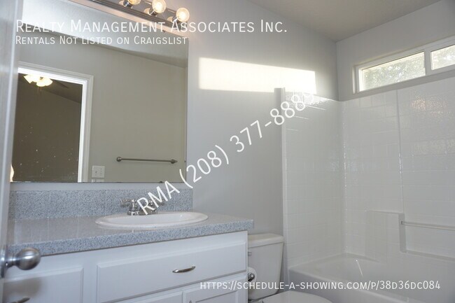 Building Photo - Amazing 3 Bedroom Home in East Nampa