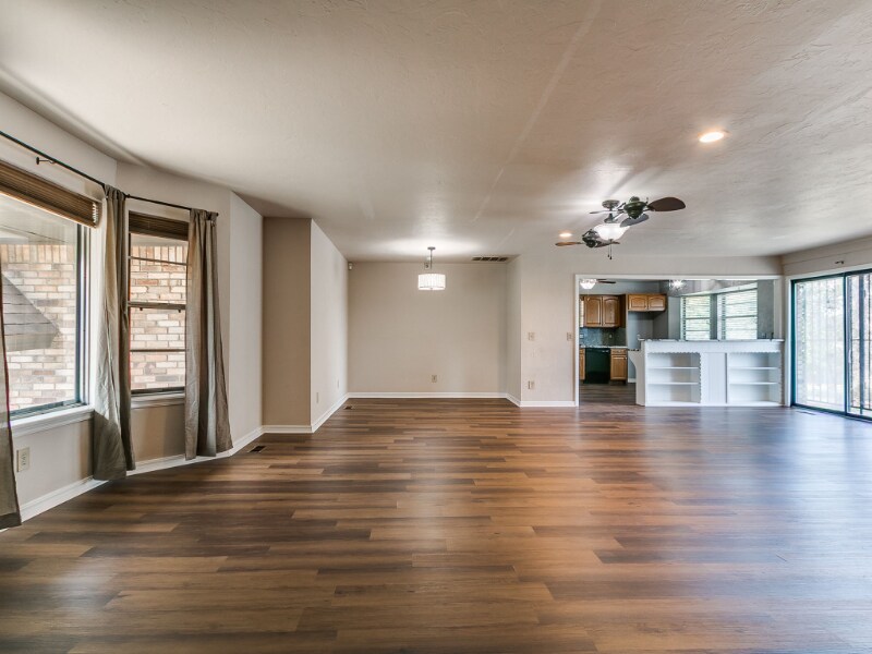 Building Photo - 6428 N Harvard Ave