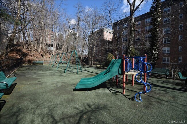 Building Photo - 2 Sadore Ln