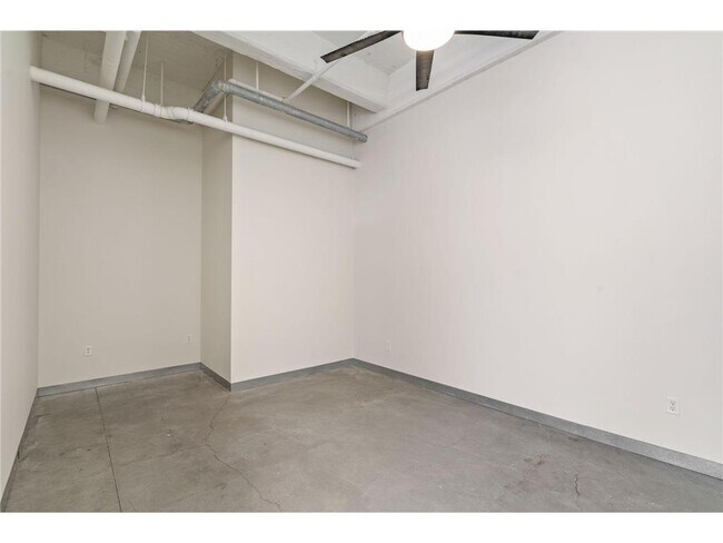 Building Photo - 700 N Washington Ave