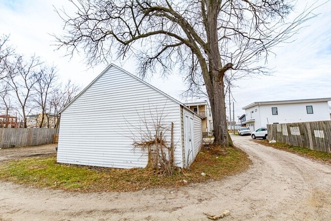 Building Photo - Bright Upper Two Bedroom Unit! Recently Remodeled!