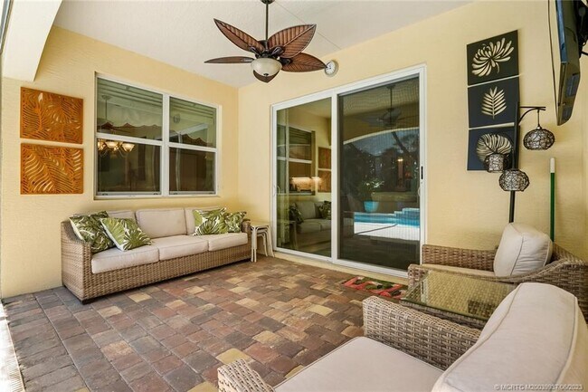 Building Photo - 521 NE Abaca Way