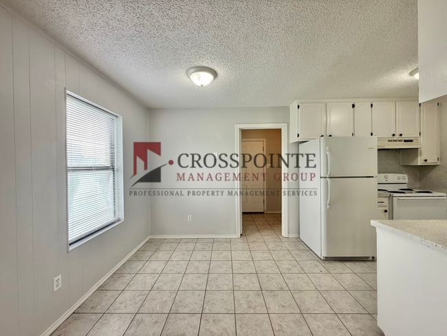 Building Photo - Charming 2 Bed, 1 Bath Duplex!