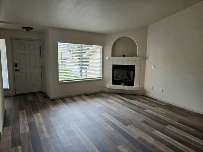 Building Photo - Beautifully Remodeled 2 Bed, 2 Bath, Single level Townhome, 2 car garage.