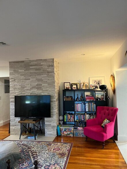 Building Photo - 409 Daroco Ave