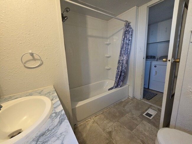 Building Photo - 2 Bed, 2 Bath 1 Office Space Trailer House