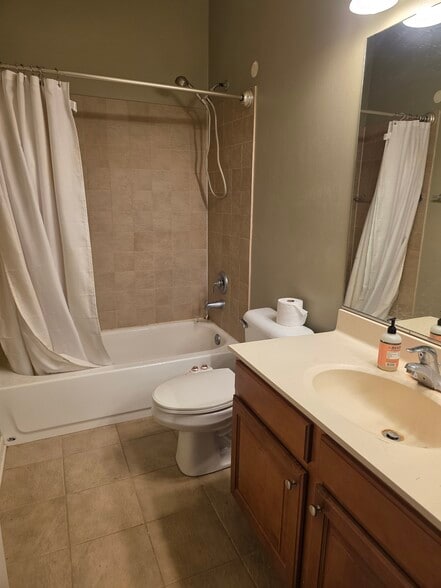 Building Photo - 104 Clubhouse Ln