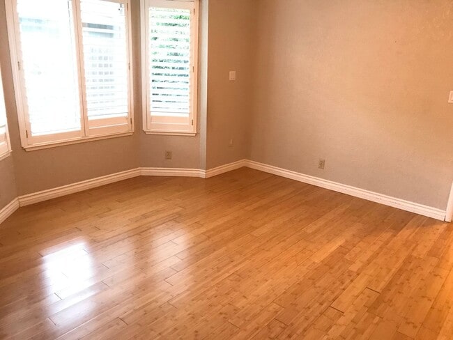 Building Photo - Charming 2/2 in South Davis