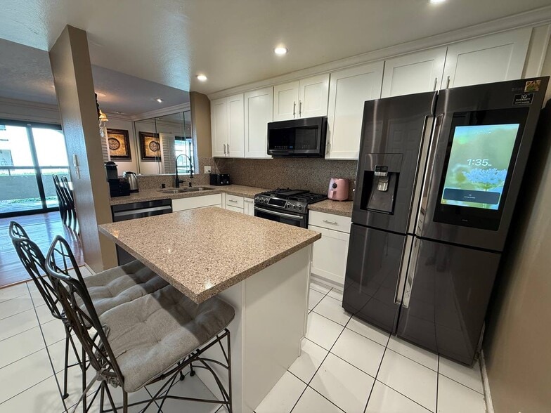 Building Photo - 21620 Burbank Blvd