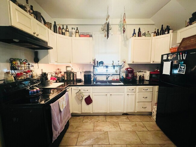 Building Photo - Charming 3bdrm/1.5bth Home Conveniently Located in Richmond's North Highland Park Subdivision w/P...