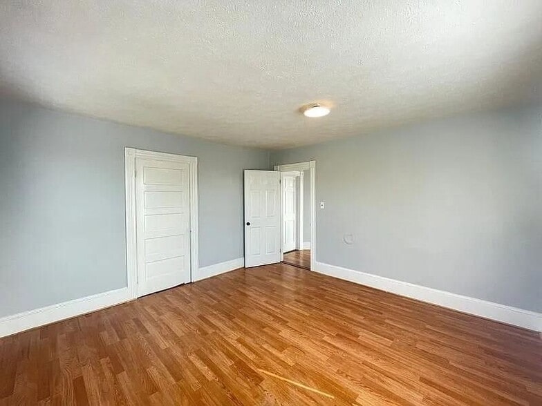 Building Photo - 231 Laurel, 3