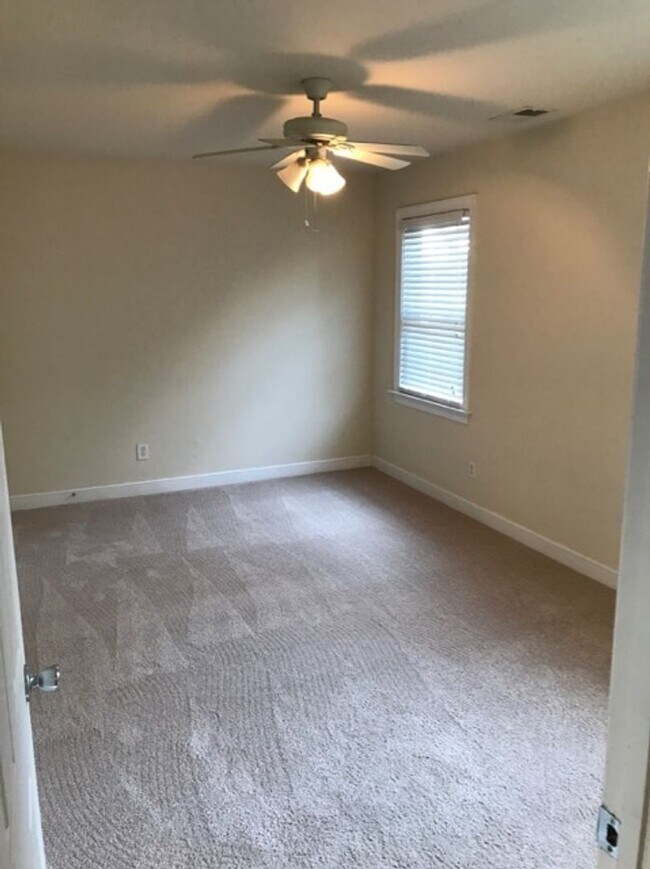 Building Photo - Gorgeous Single Family Home 4 Bedrooms, 2.5 Baths. Near VCU Just Off Cary Street.