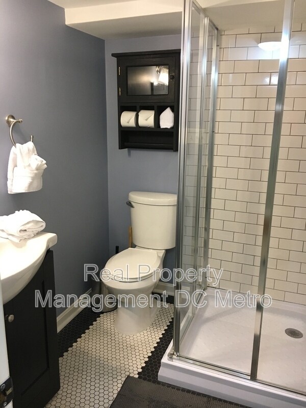 Building Photo - 813 10th St NE