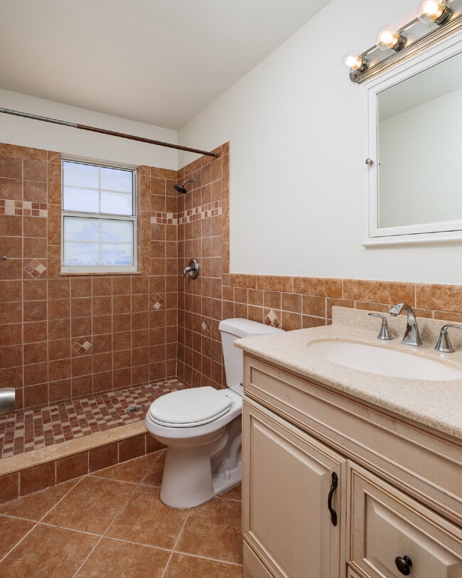 Building Photo - Charming single-family home nestled in des...