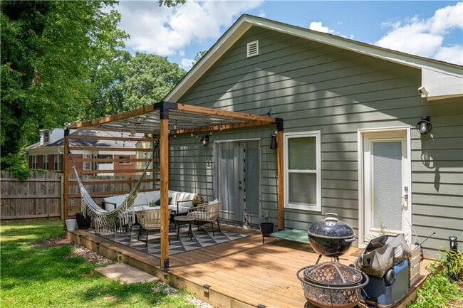 Building Photo - 1580 Pineview Terrace SW