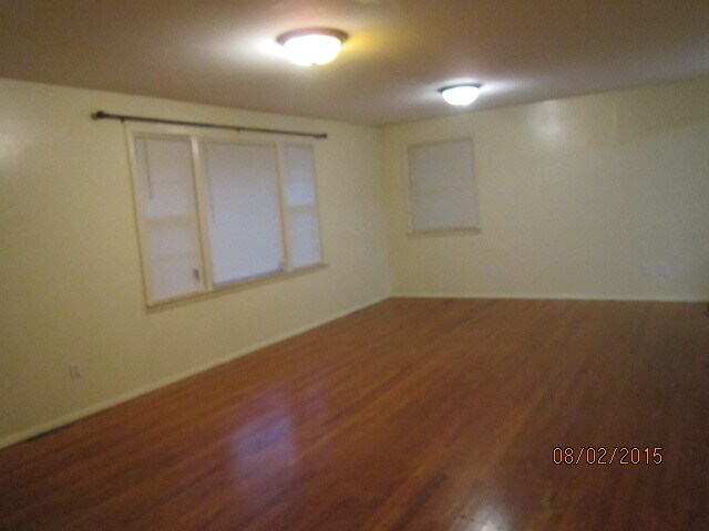 Living room with hardwood floors - 1100 Woodland St
