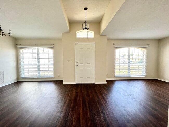 Building Photo - 532 SW Kabot Ave