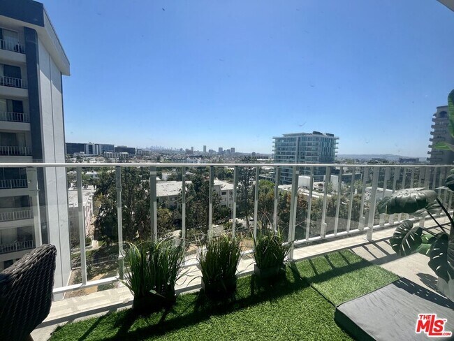 Building Photo - 100 S Doheny Dr