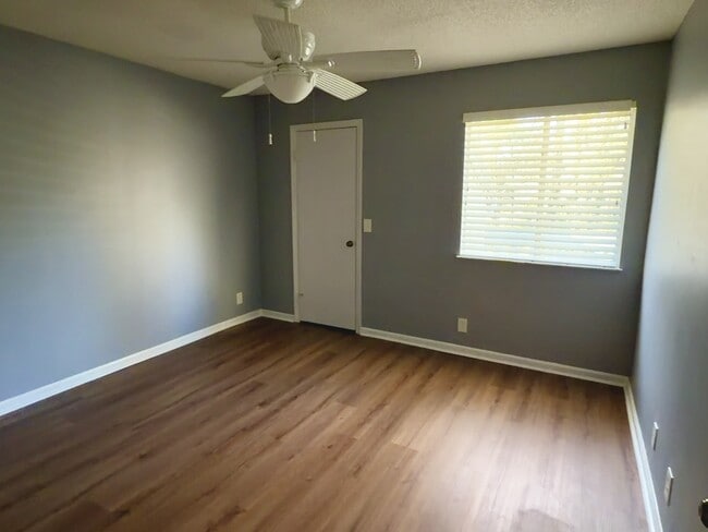 Building Photo - 105 Shoals Dr