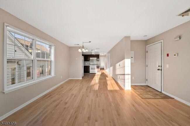 Building Photo - 110-PT112 Redwood Ave