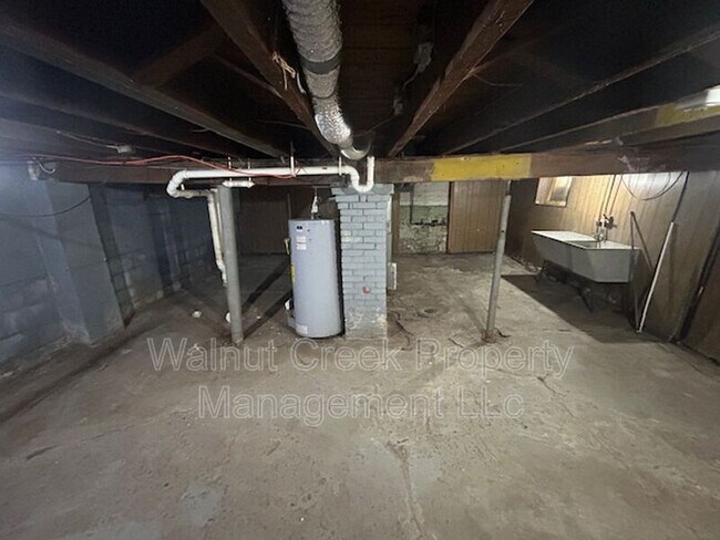 Building Photo - 939 W 22nd St