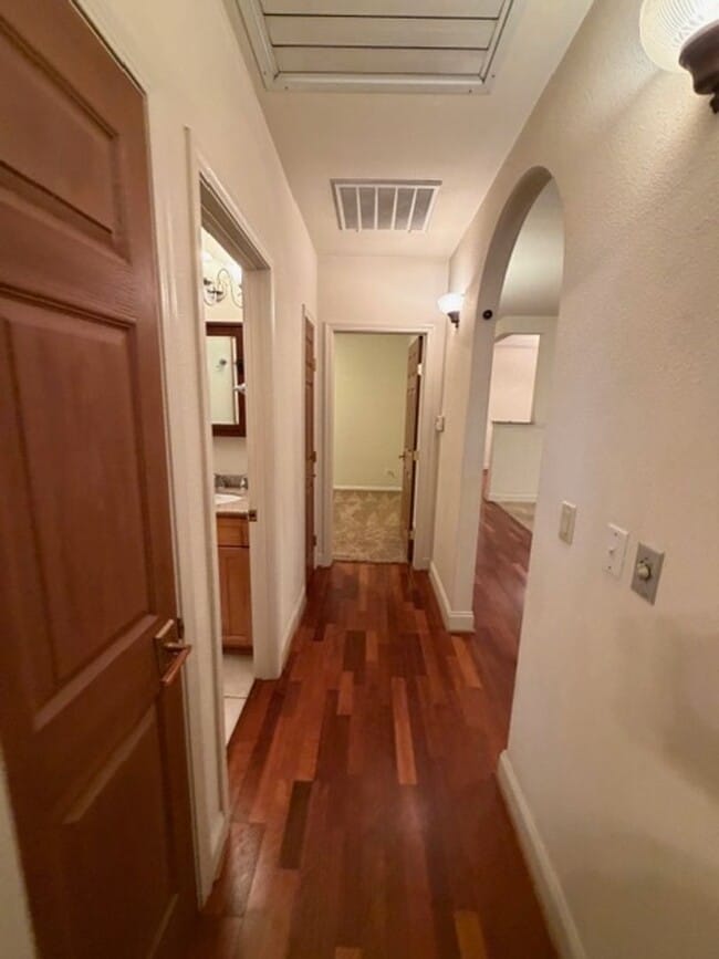 Building Photo - Beautiful 3 Bedroom and 2 Bathroom Home in East Sac $2,795.00 per month