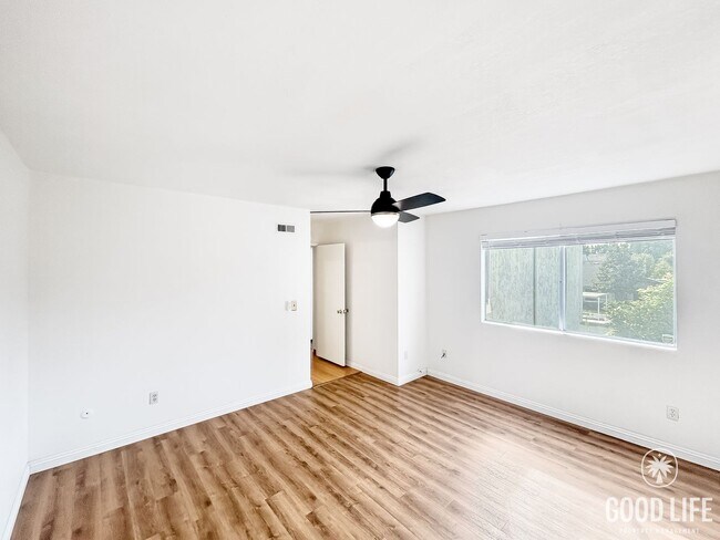 Building Photo - Stunning 3BD/2.5BA W/ Reserved Parking and Community Pool in Tierrasanta!