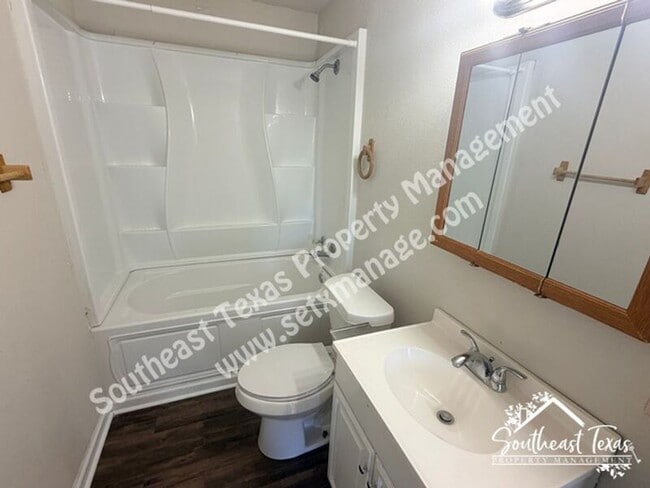 Building Photo - 977 Center St