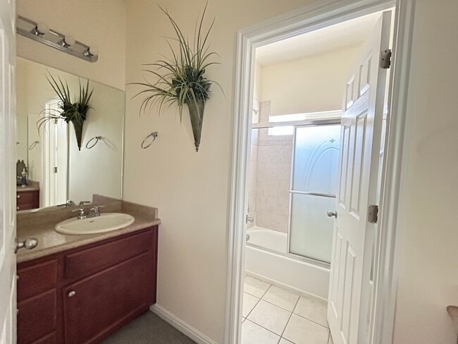Building Photo - 5665 Piney View Ct