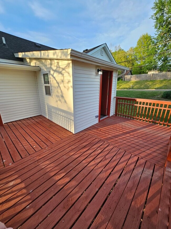Building Photo - 2 Bedroom 1 Bath Home