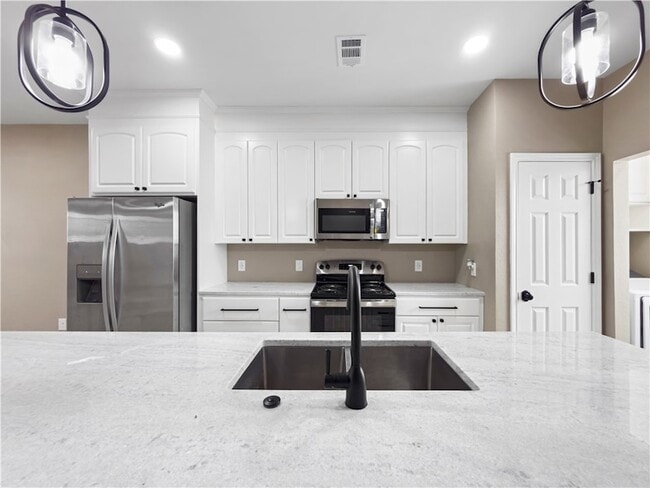 Building Photo - 1305 W Villa Maria Rd