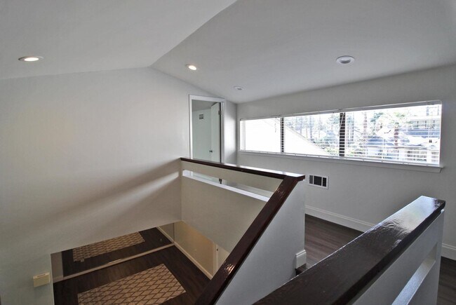 Building Photo - 3 Bedroom Townhouse in Gleneagles Community of Bluewater Bay!
