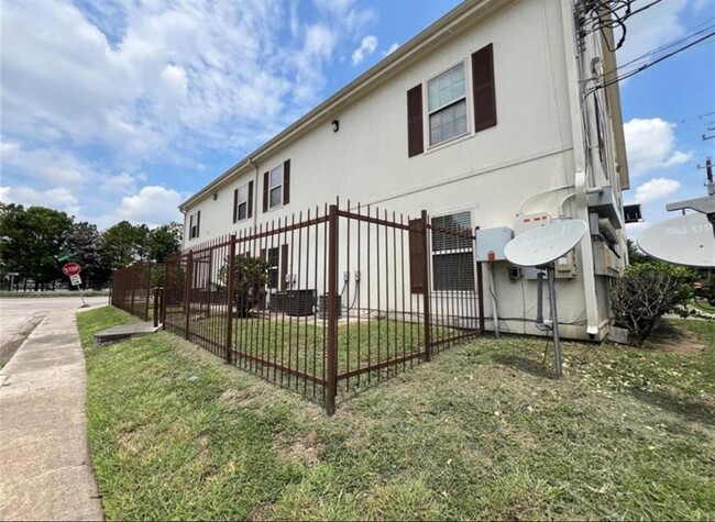 Building Photo - 304 Dell Ct