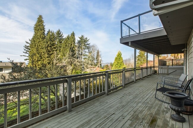 Building Photo - Stunning Sound & Olympic Mountain View Home in North Admiral