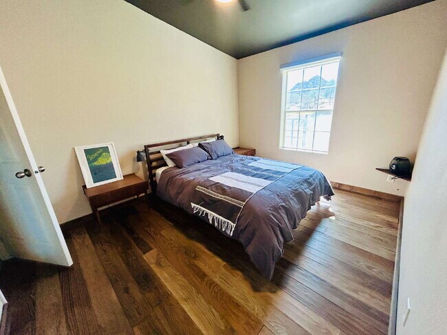 Building Photo - Updated 3 bd, 2 ba on 1.98 Acres with Hot Tub!
