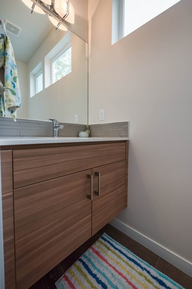 Building Photo - Fantastic 3 Bedroom Townhome w/Attached Garage and A/C in Seattle!!