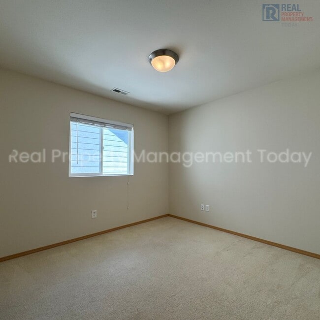 Building Photo - 3 Bedroom With Large Bonus Room!