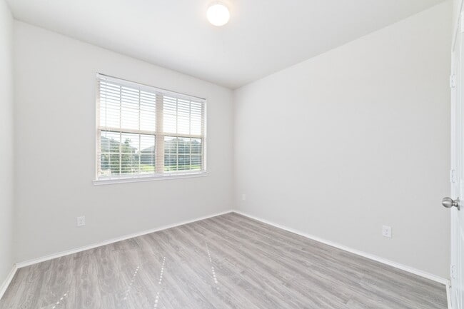 Building Photo - 6123 Yesenia St