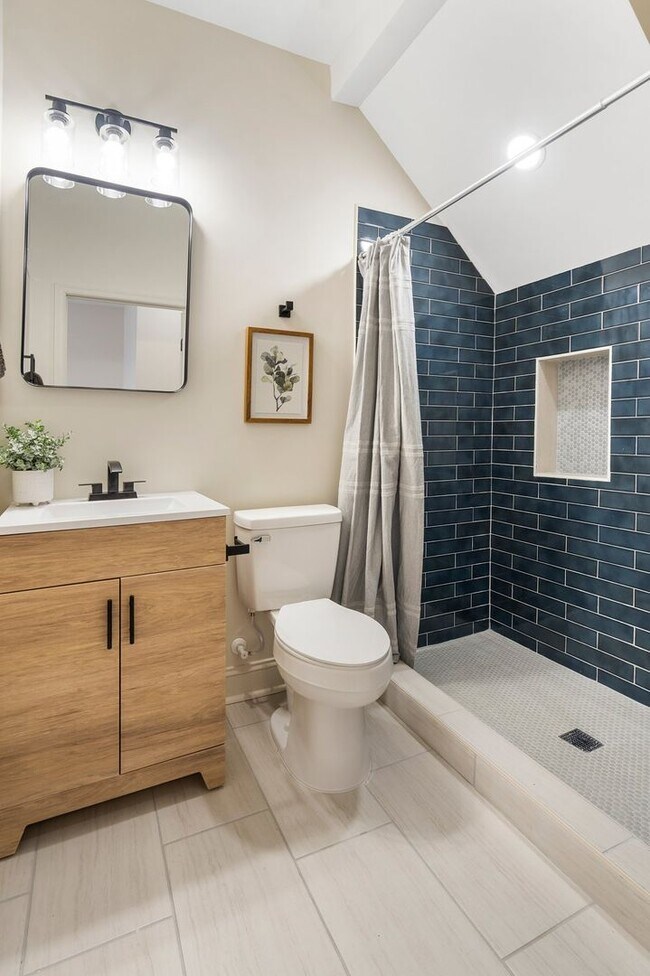 Building Photo - Beautiful 3 Bedroom 4 Bathroom East Baltim...