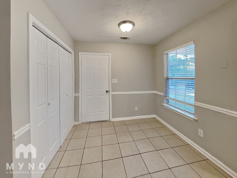 Building Photo - 725 Cowan Rd