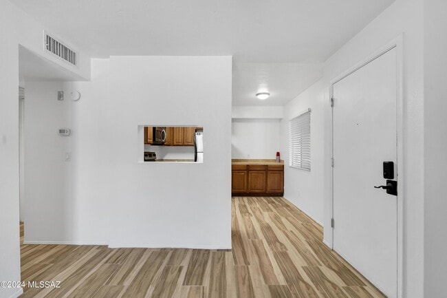 Building Photo - 1810 E Blacklidge Dr