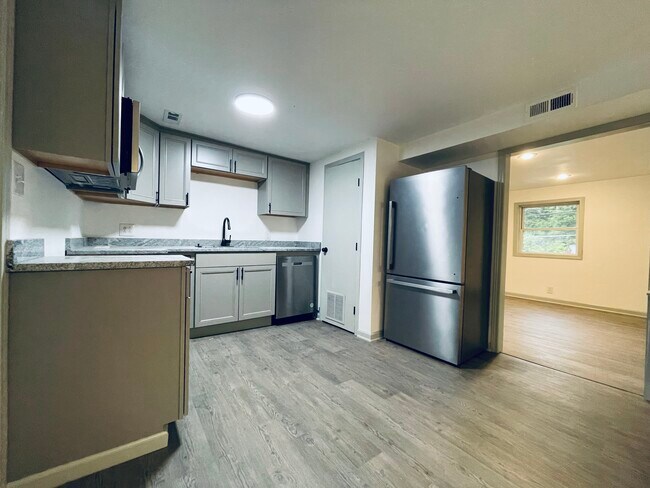 Building Photo - 1504 Stamm Ave