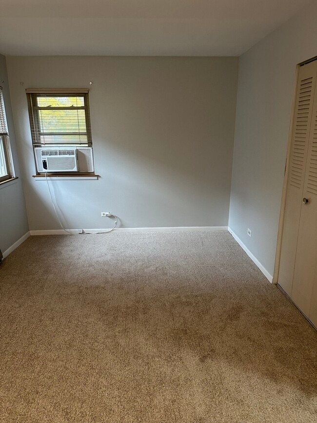 Building Photo - 2113 W Montrose Ave