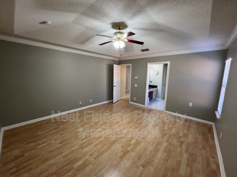 Building Photo - 2127 Forest Gate Dr W