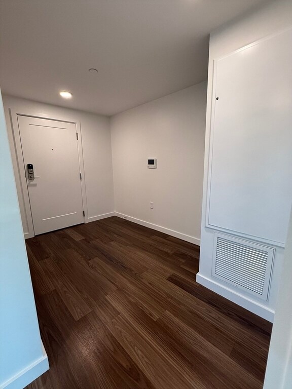 Building Photo - 466 River St