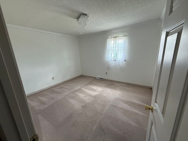 Building Photo - Spacious 4-Bedroom, 3-Bath Home in a Desir...
